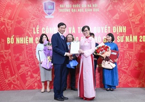 Công bố và trao quyết định bổ nhiệm chức danh Phó Siáo sư đối với Bà Tạ Thị Thu Hiền - Giám đốc Trung tâm Kiểm định chất lượng giáo dục – ĐHQGHN